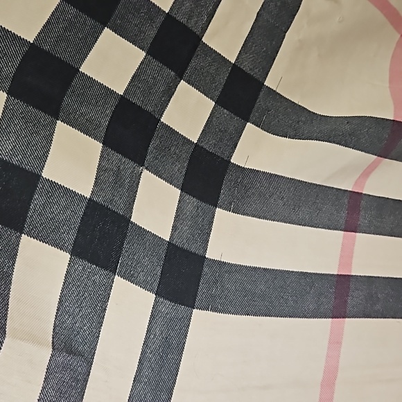 Burberry Scarf . - Picture 7 of 16